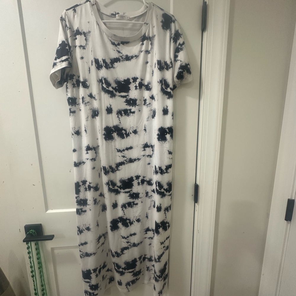 Stylish Black and White Tie-Dye Dress